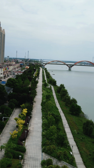 城市航拍湖南益阳沿江风光带竖屏