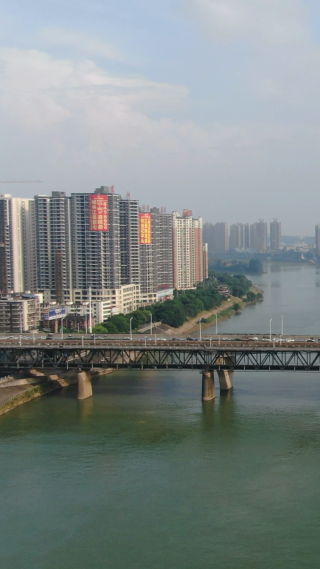 城市航拍湖南衡阳跨湘江大桥竖屏