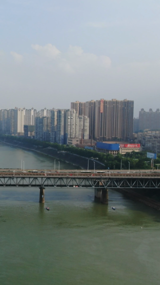 城市航拍湖南衡阳跨湘江大桥竖屏