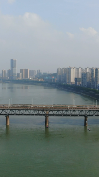 城市航拍湖南衡阳跨湘江大桥竖屏