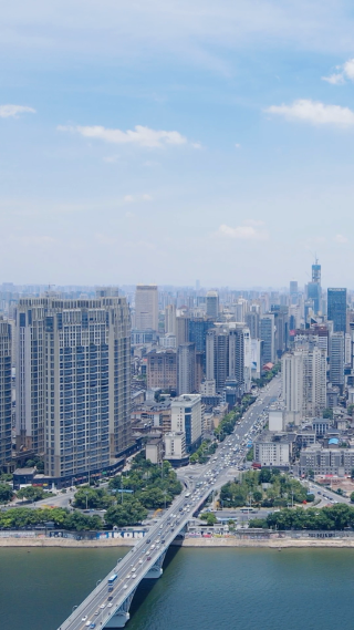 城市航拍湖南长沙城市天际线蓝天白云竖屏