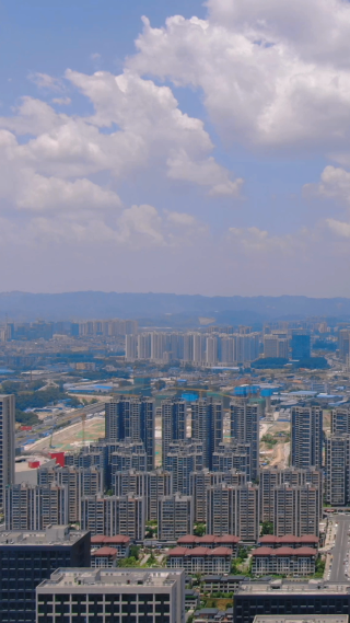 城市航拍贵州贵阳城市蓝天白云天际线竖屏航拍
