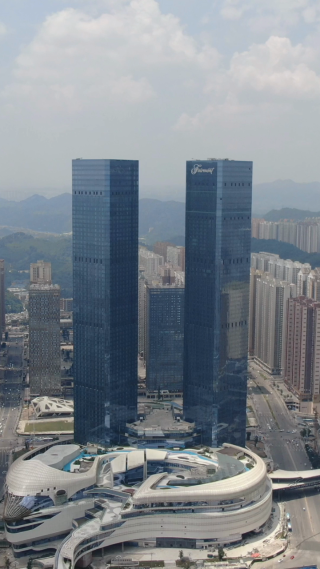 城市航拍贵州贵阳城市蓝天白云天际线竖屏航拍