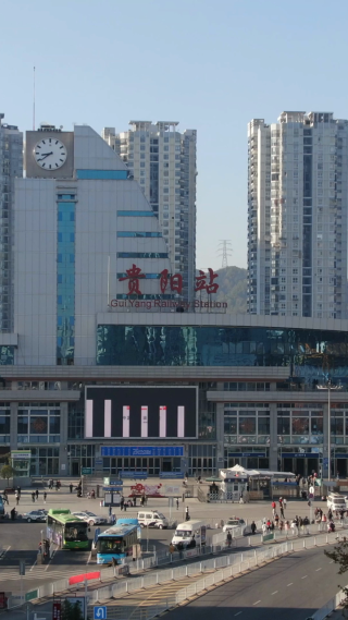 城市航拍贵阳火车站地标建筑竖屏