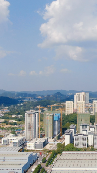 城市航拍贵阳蓝天白云竖屏