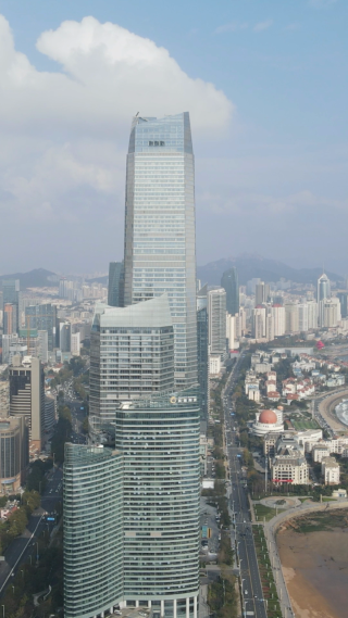 城市航拍青岛海天中心海岸线竖屏