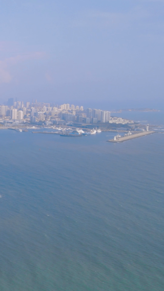 城市航拍青岛海天中心海岸线竖屏