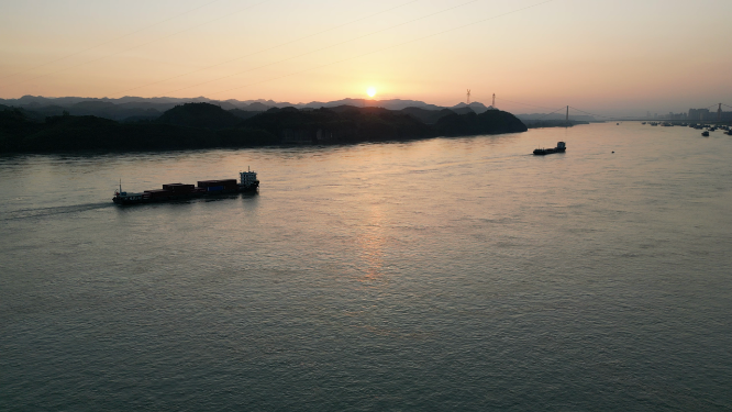 夕阳晚霞中的船只航拍