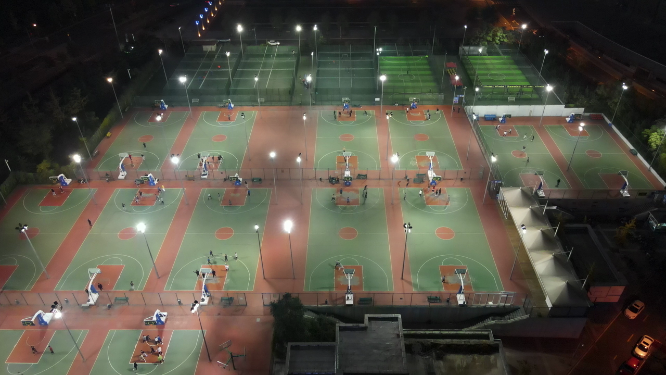 夜晚运动场打篮球运动航拍