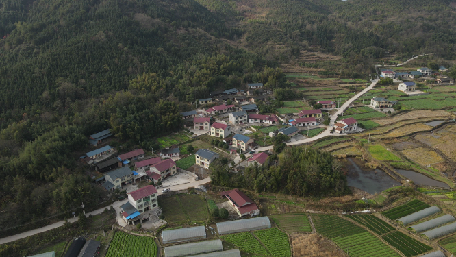 大气航拍乡村生活山脚下的小村庄航拍