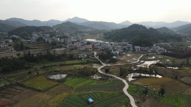 大气航拍乡村生活山脚下的小村庄航拍