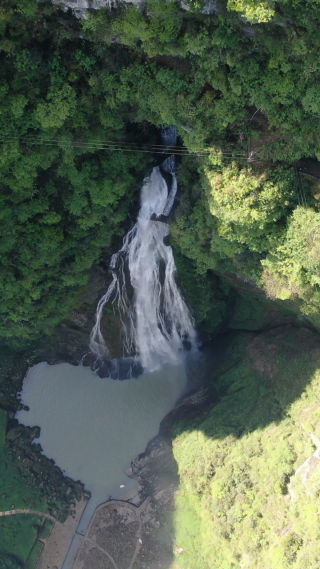大自然高山瀑布流水竖屏航拍