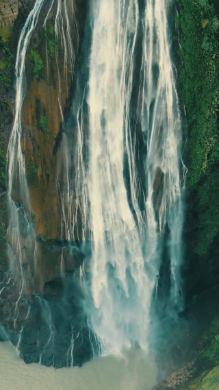 大自然高山瀑布流水竖屏航拍 