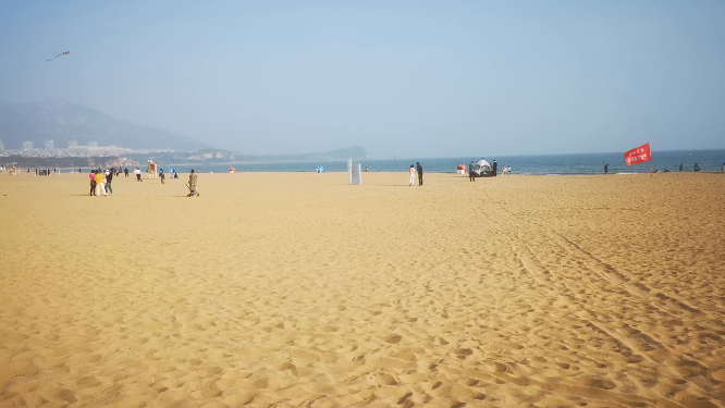 实拍大海沙滩游客游玩放风筝