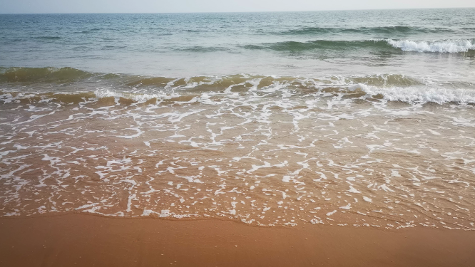 实拍大海沙滩游客游玩放风筝
