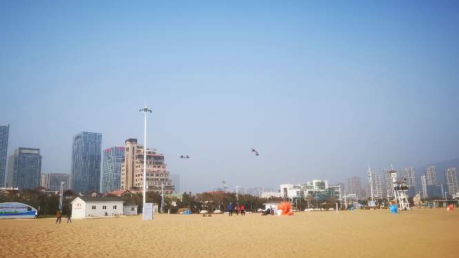 实拍大海沙滩游客游玩放风筝