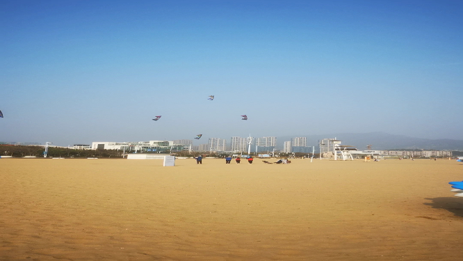 实拍大海沙滩游客游玩放风筝