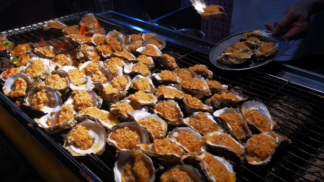 实拍宵夜摊美食烤生蚝