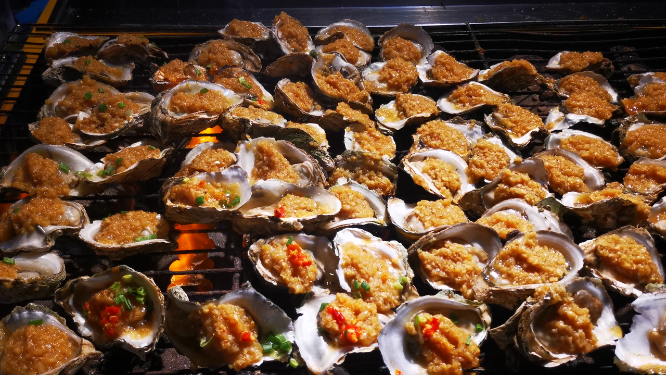 实拍宵夜摊美食烤生蚝