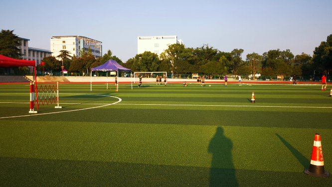 实拍校园操场学生运动