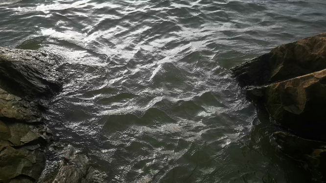 实拍海浪拍打礁石