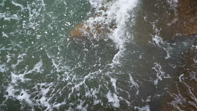 实拍海浪拍打礁石