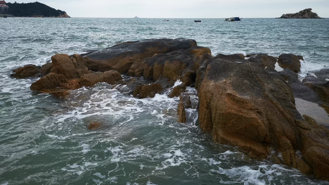 实拍海浪拍打礁石