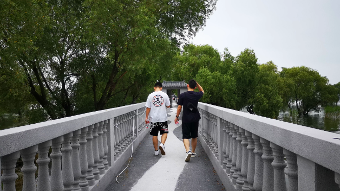 实拍行人背影过桥旅游