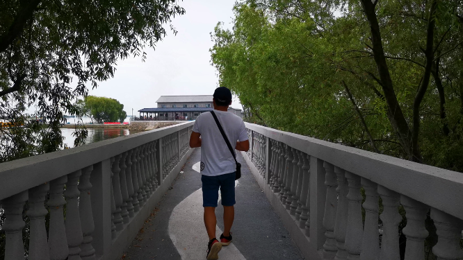 实拍行人背影过桥旅游