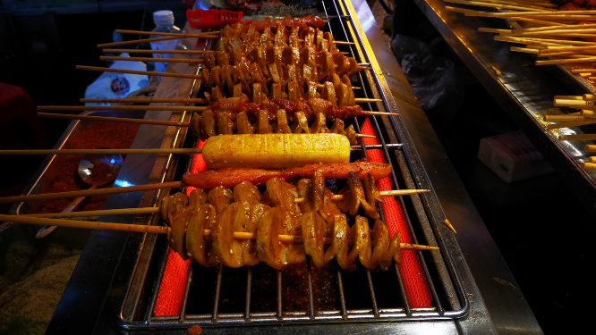 实拍路边摊美食烤面筋 