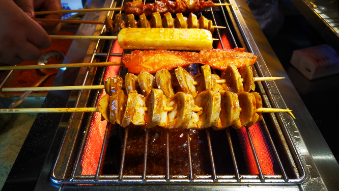 实拍路边摊美食烤面筋 