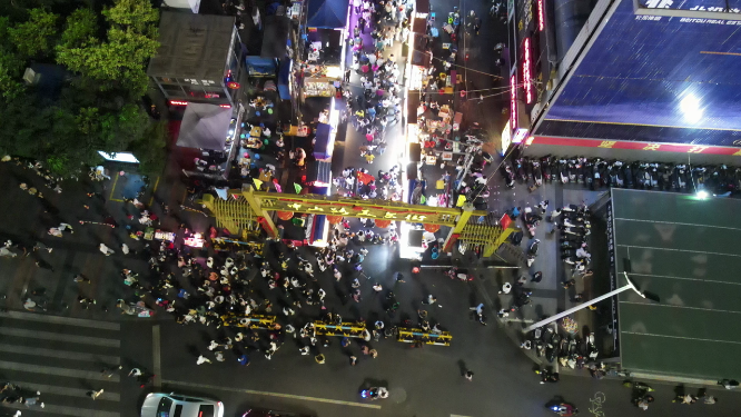 广西南宁中山路美食街夜景人流航拍