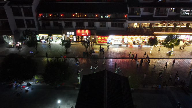 广西桂林阳朔古西街夜景灯光人流