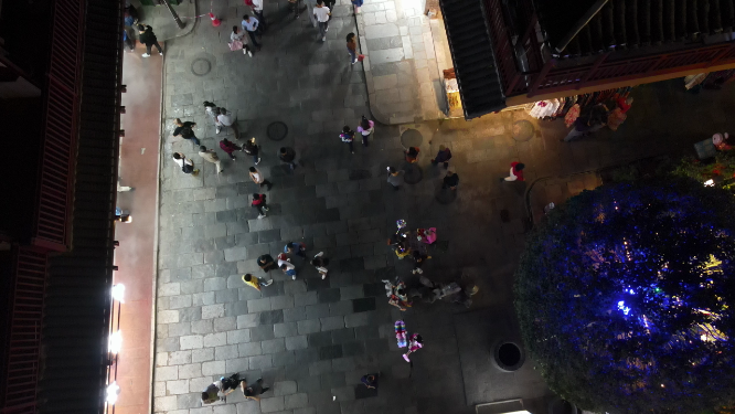 广西桂林阳朔古西街夜景灯光人流