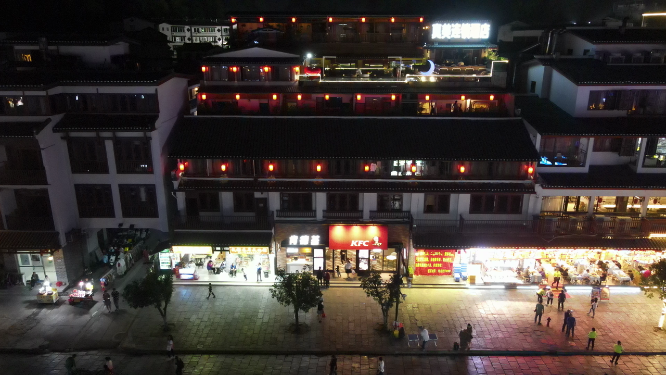 广西桂林阳朔古西街夜景灯光人流