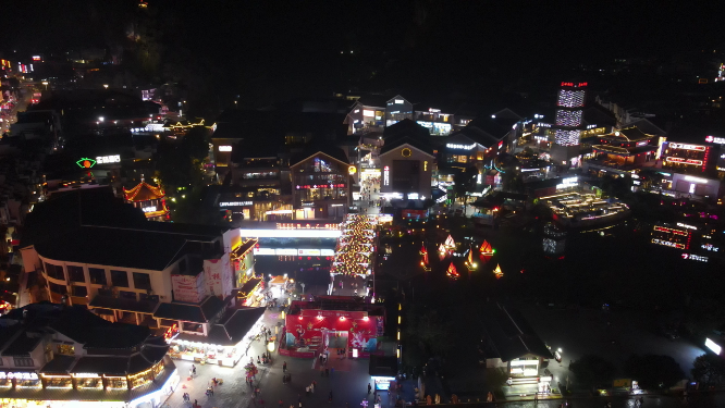 广西桂林阳朔古西街夜景灯光人流