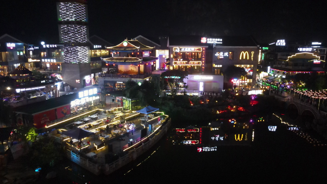 广西桂林阳朔古西街夜景灯光人流