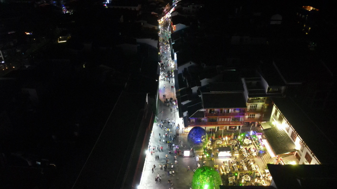 广西桂林阳朔古西街夜景灯光人流