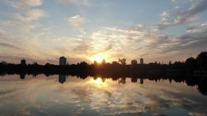 旅游景区济南大明湖湖面日出彩霞