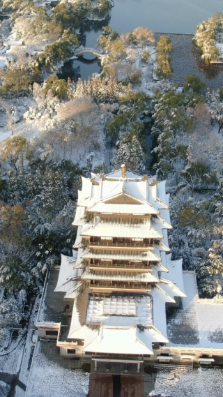 旅游景区济南大明湖超然楼雪景竖屏