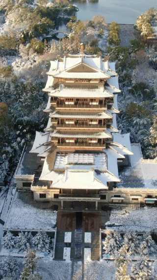 旅游景区济南大明湖超然楼雪景竖屏