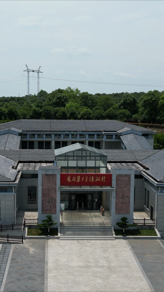 旅游景区湖南常德林伯渠纪念馆铜像广场