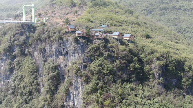 旅游景区湖南怀化大峡谷悬崖上网红小木屋