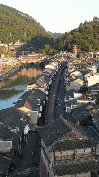 旅游景区湖南湘西凤凰古城竖屏航拍