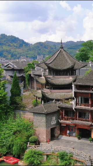 旅游景区湖南湘西凤凰古城竖屏航拍