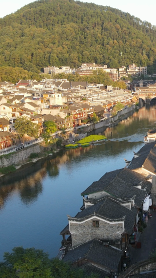 旅游景区湖南湘西凤凰古城竖屏航拍