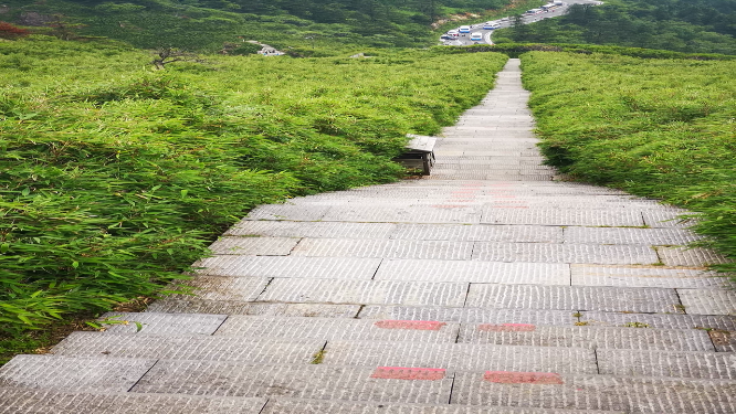 游客行人行走盘山楼梯阶梯
