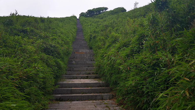 游客行人行走盘山楼梯阶梯