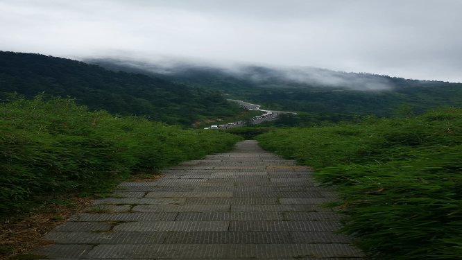 游客行人行走盘山楼梯阶梯