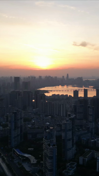 湖北武汉城市日出彩霞竖屏航拍